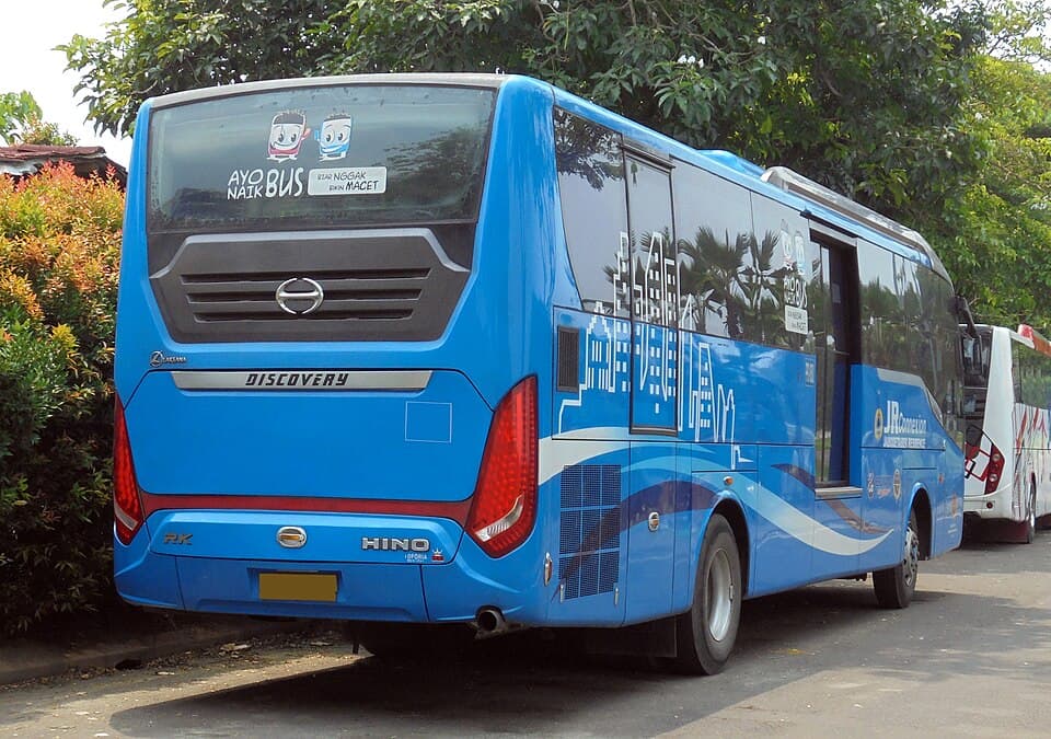 Sewa Hino RK8 Big Bus Pariwisata 44 Kursi + Sopir Jakarta