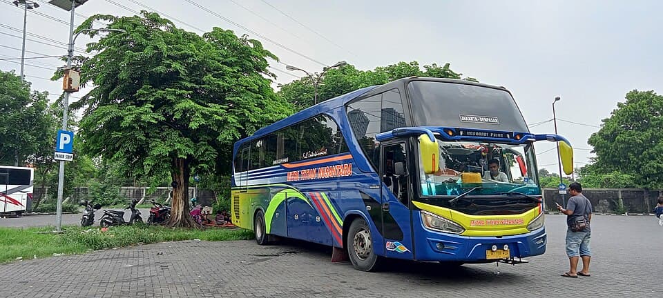 Sewa Hino RN285 Big Bus Wisata 40 Kursi Bali