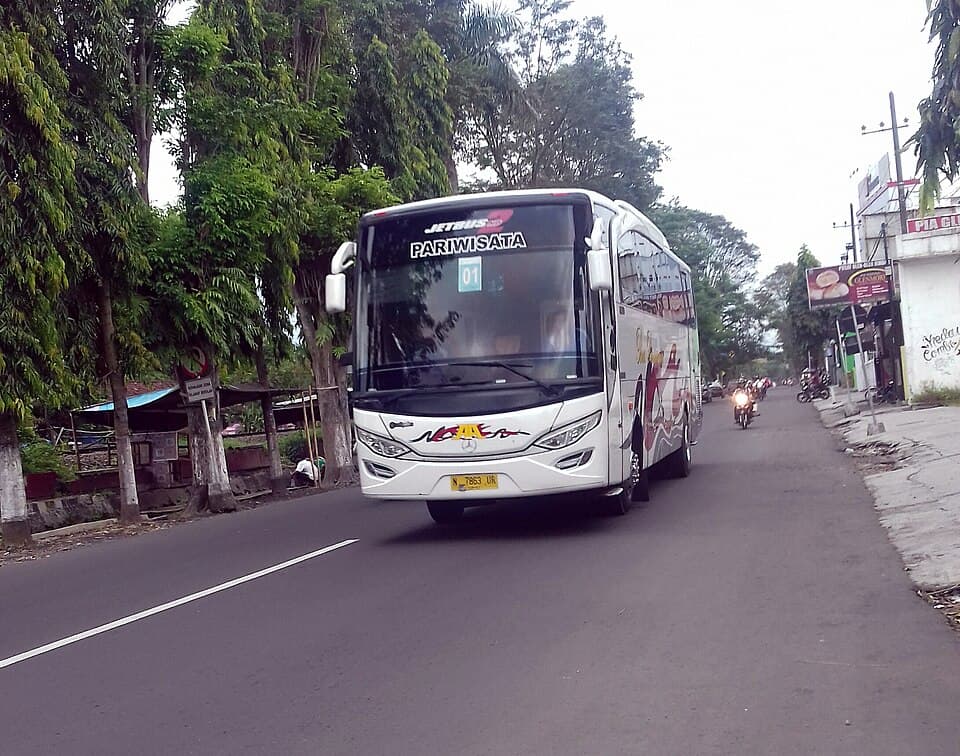 Sewa Mercedes-Benz OH 1526 Premium 36 Kursi + Sopir Jakarta
