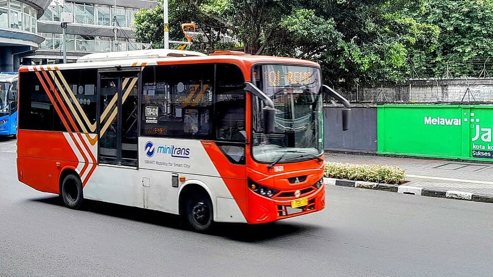Sewa Mitsubishi Fuso Medium 32 Kursi + Sopir Surabaya