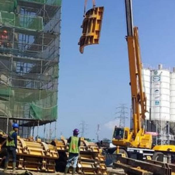 Rough Terrain Crane sewa Alat Berat Jakarta